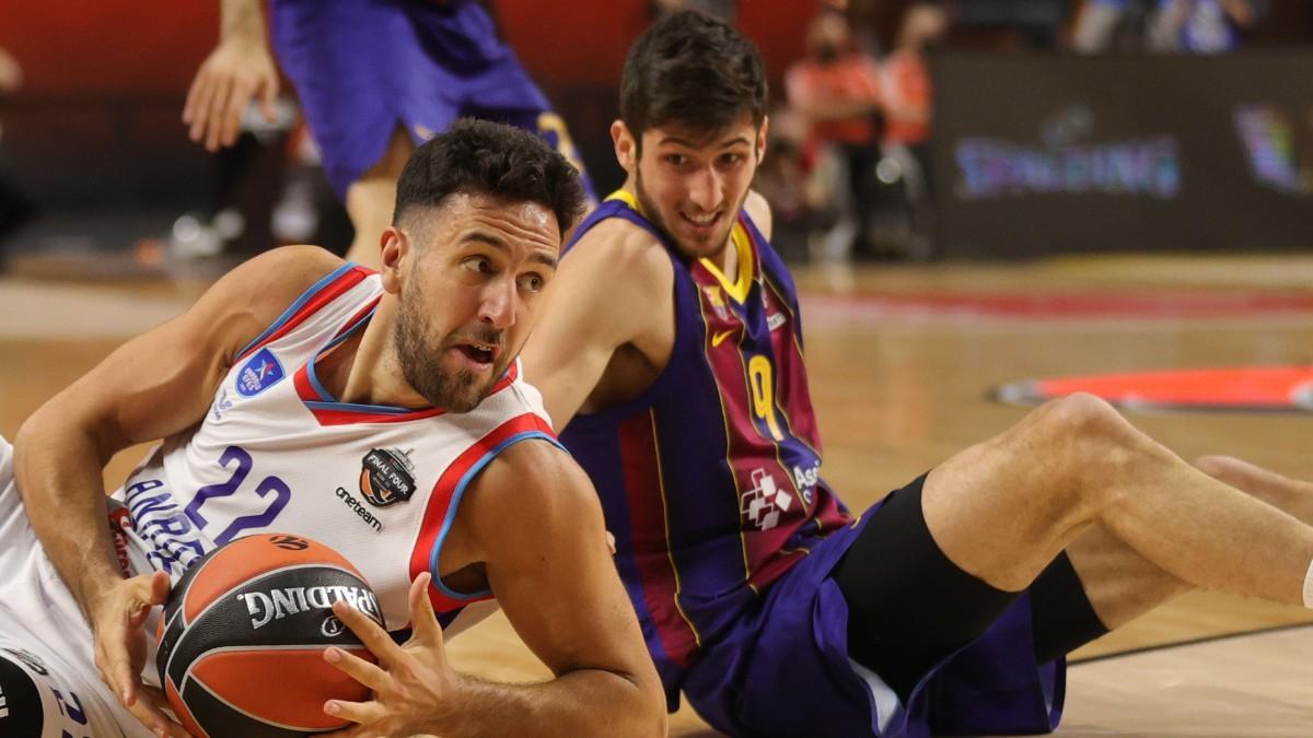 Vasilije Micic, junto a Leandro Bolmaro en la final de la Euroliga de 2021