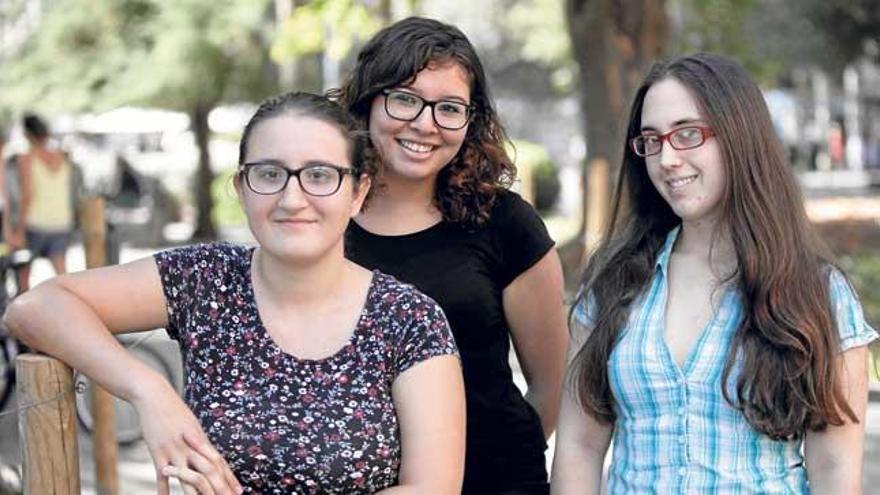 Tres de las impulsoras de la Lliga Feminista: Sofía Bujosa, Constanza Ponce y Rocío Moreno.