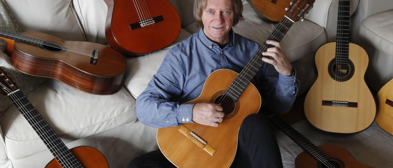 David Russell, rodeado de guitarras, en su casa de NIgrán. / RICARDO GROBAS