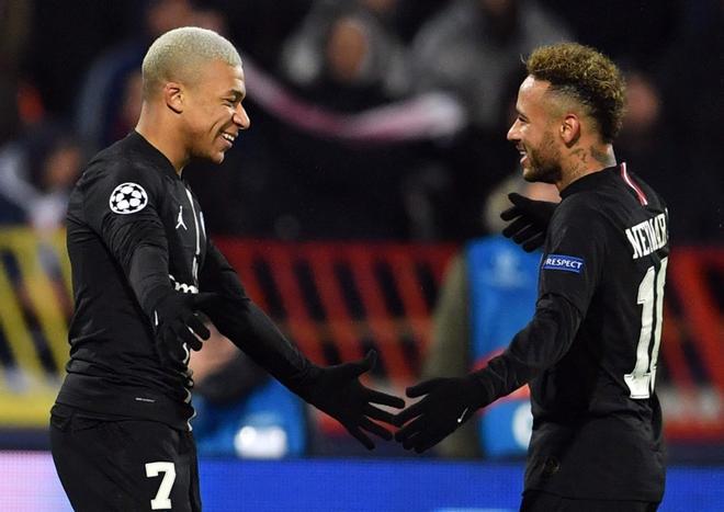 Kylian Mbappe (L) celebra con el brasileño Neymar después de marcar un gol durante el partido de fútbol de la Liga de Campeones de Europa Crvena Zvezda Belgrade contra Paris Saint-Germain (PSG).