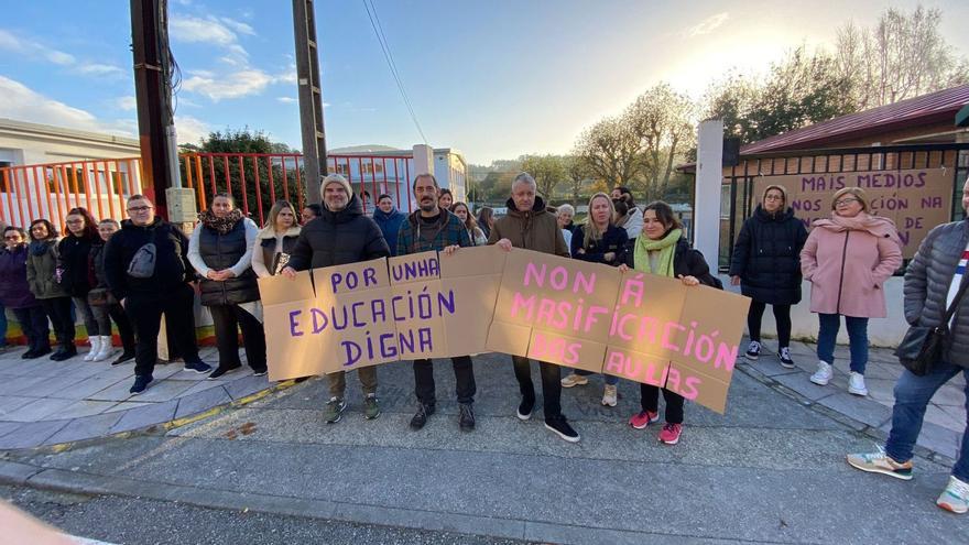 Padres del colegio de Carril, durante una protesta a las puertas del colegio.  | // FDV