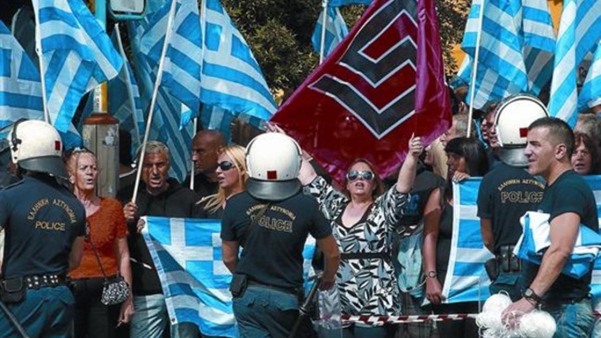 Manifestación de seguidores ultras de Amanecer Dorado, en Atenas.