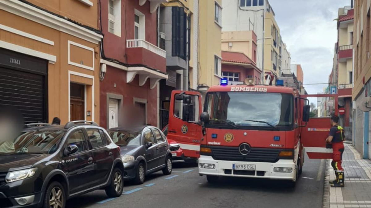 Intervención de los bomberos de Las Palmas de Gran Canaria, este sábado, en la calle Pérez del Toro.