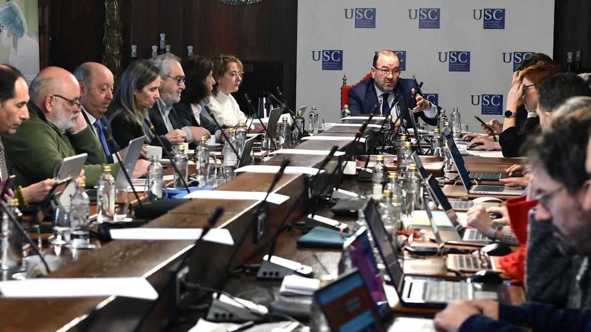 Participantes en la reunión del Consello de Goberno de la USC de este viernes.