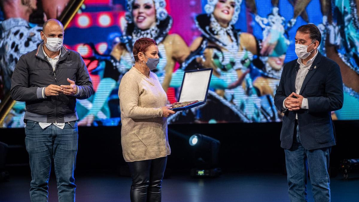 Sandra Reyes, hija del recordado Esteban Reyes, recibe el tributo de la familia del Carnaval a su padre, una vida entregada a la fiesta de la máscara y a Santa Cruz.