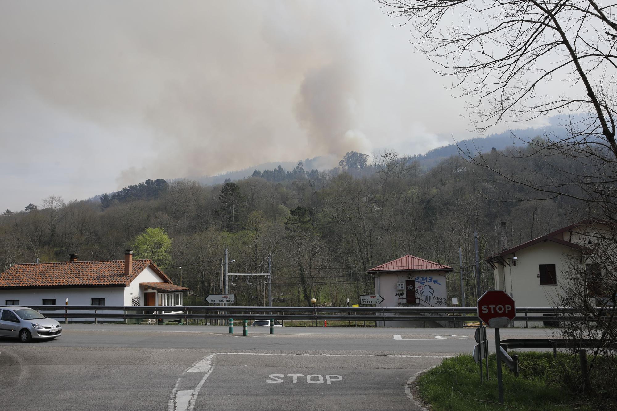 La lucha contra el fuego en el incendio entre Nava y Piloña