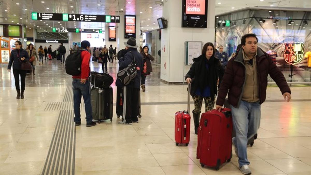 Usuarios en la estación de Sants de Barcelona, hoy.