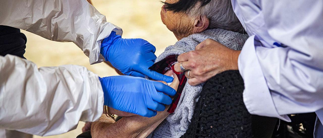 Los ancianos deben ser grupo prioritario a la hora de recibir una tercera dosis de la vacuna. |