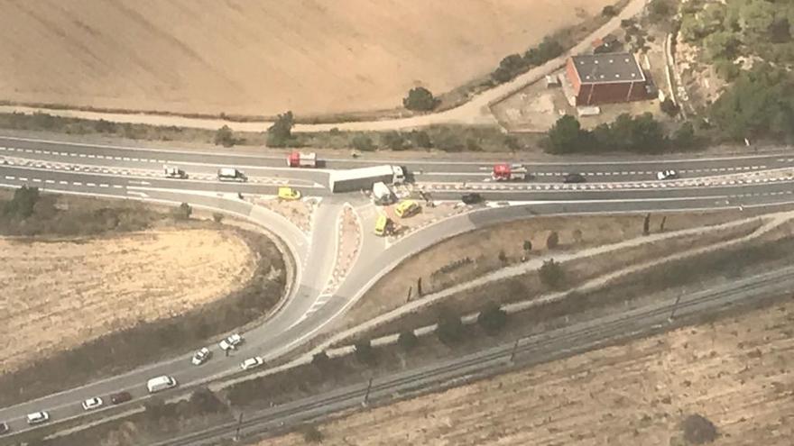 Un accident entre dos camions a Masquefa deixa un ferit crític