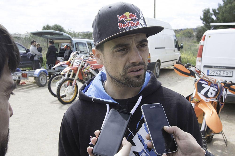 Un centenar de pilotos se ha reunido hoy para reclamar la construcción de un circuito de motocross en Ibiza.