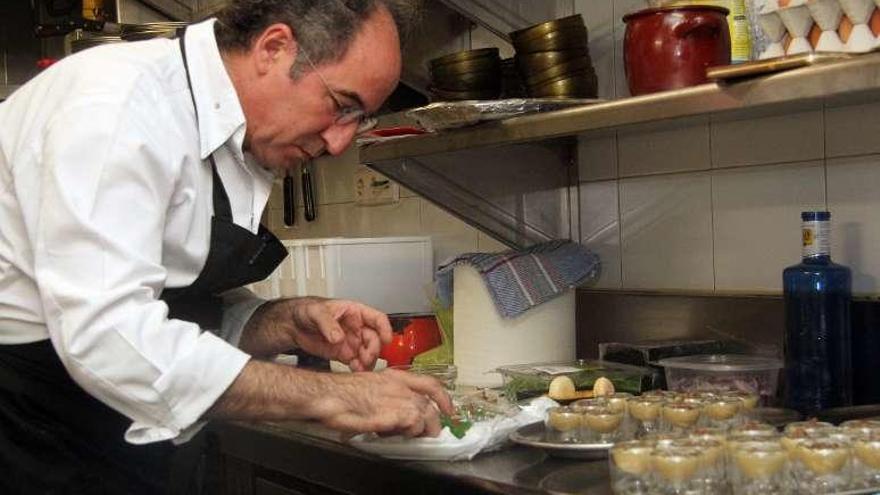 José Antonio Campo Viejo preparando el menú de la presentación del Certamen del queso de Cabrales.