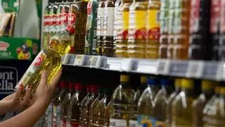 Facua denuncia un «pacto de no agresión» entre 8 supermercados sobre el precio del aceite