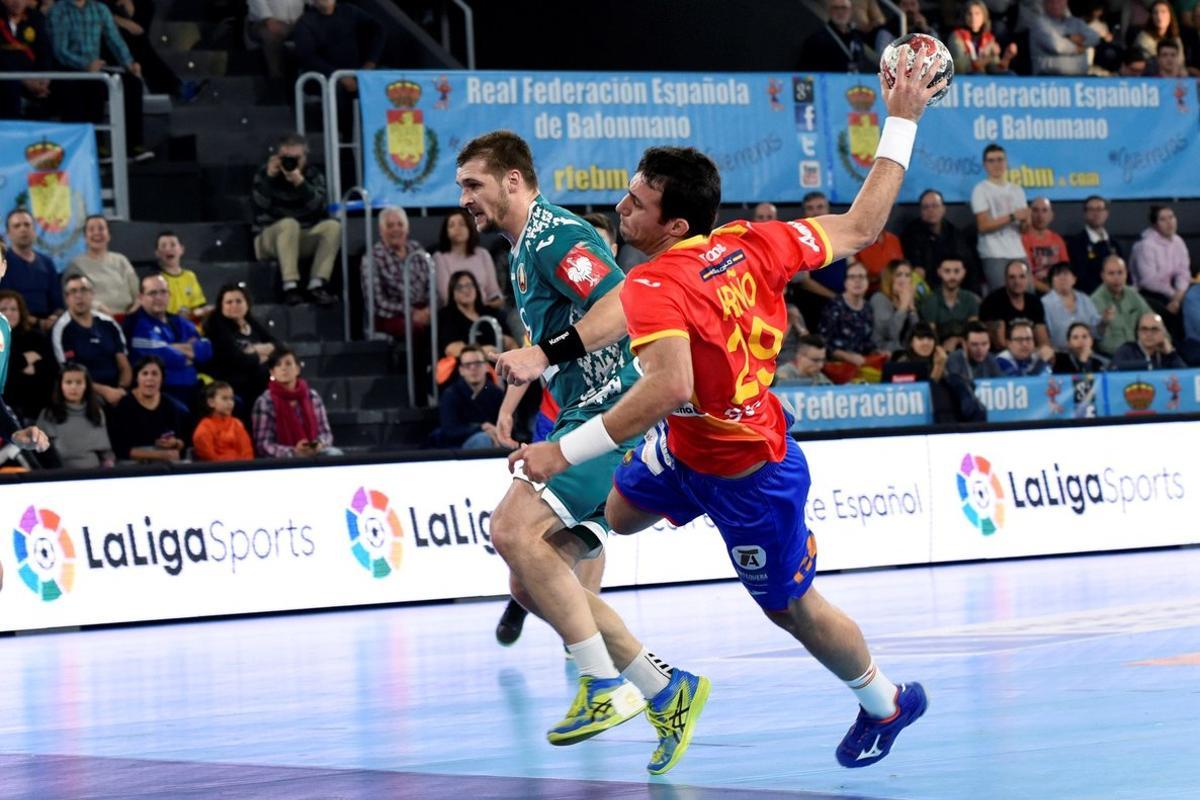 GRAF4949. PALENCIA, 05/01/2019.- El extremo izquierdo de España Aitor Ariño (d), finaliza un contraataque de su equipo, durante el partido del XLIV Torneo Internacional de balonmano masculino Memorial Domingo Bárcenas, que enfrenta a las selecciones de España y Bielorrusia esta tarde en el Pabellón Municipal de los Deportes de Palencia. EFE/ Xavi Ramos