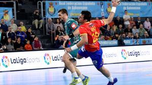 GRAF4949. PALENCIA, 05/01/2019.- El extremo izquierdo de España Aitor Ariño (d), finaliza un contraataque de su equipo, durante el partido del XLIV Torneo Internacional de balonmano masculino Memorial Domingo Bárcenas, que enfrenta a las selecciones de España y Bielorrusia esta tarde en el Pabellón Municipal de los Deportes de Palencia. EFE/ Xavi Ramos