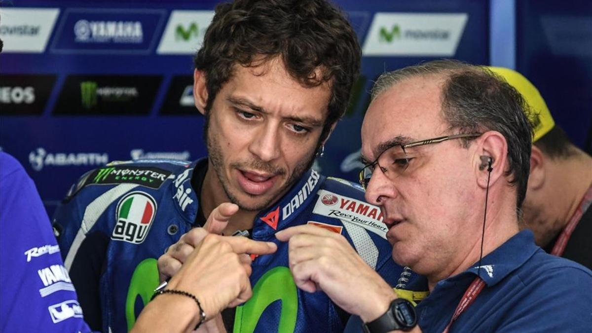 Valentino Rossi habla con un técnico de Yamaha