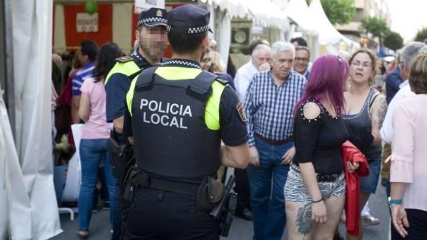 Dos agentes de la Policía Local de Ontinyent, durante la Fira de Tendes i Tapes de 2018.