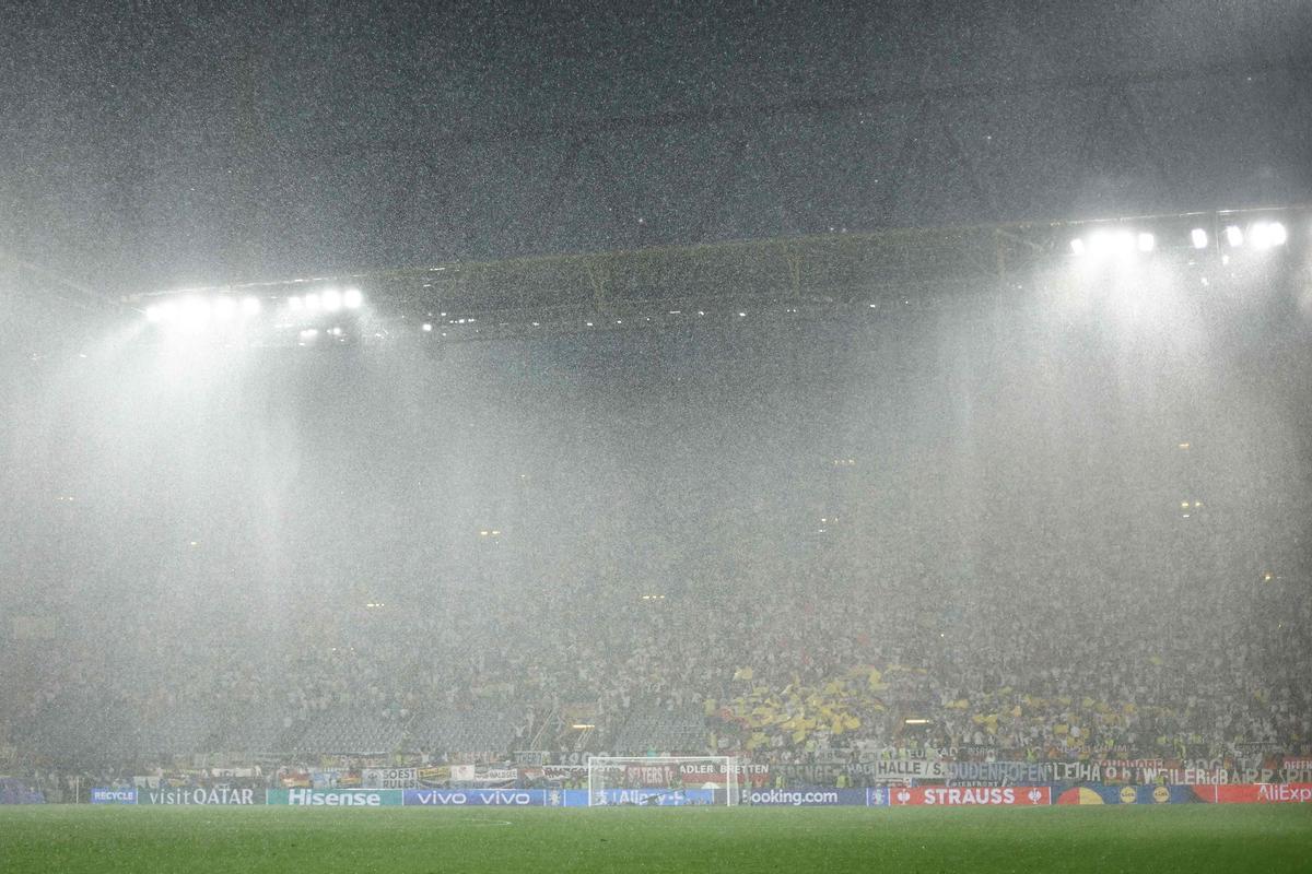 Una fuerte lluvia cae sobre el estadio BVB en Dortmund durante el partido de octavos de final de la Eurocopa 2024 entre Alemania y Dinamarca. El partido ha sido suspendido durante un rato