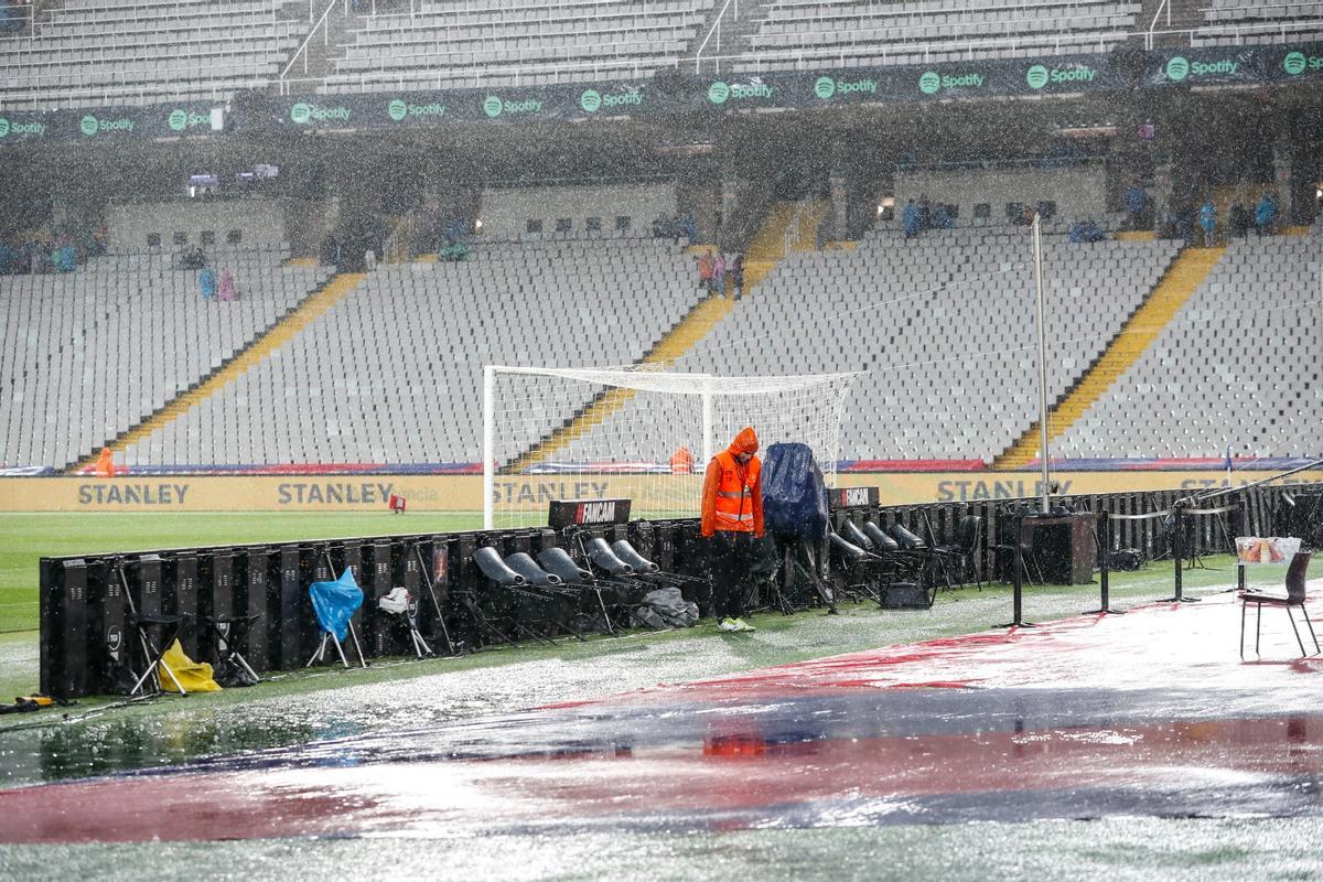 La intensa tormenta que cae sobre Barcelona. Así está el Estadi Olímpic de Montjuic, en imágenes.
