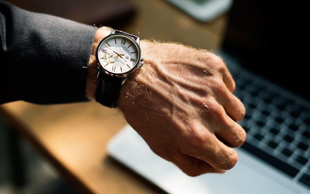 Reloj marcando el final de la jornada laboral