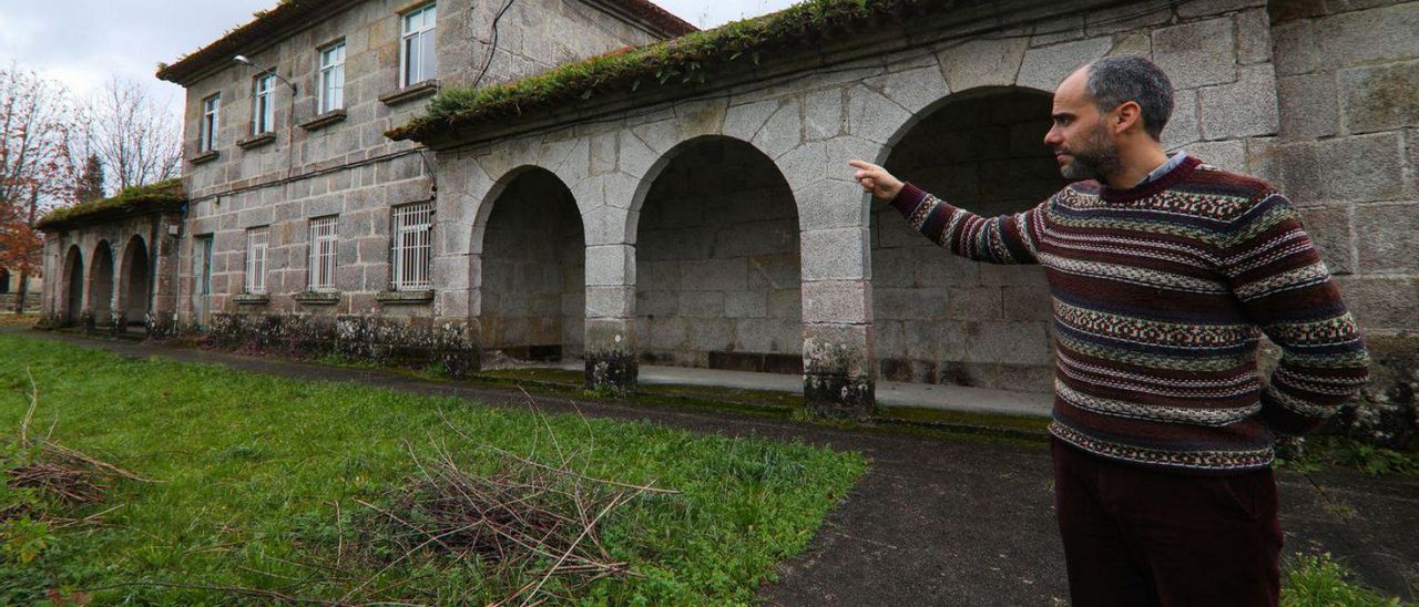 Alexandre Estévez, alcalde pedáneo de Vilasobroso, junto al antiguo colegio de Valiño. | // ANXO GUTIÉRREZ