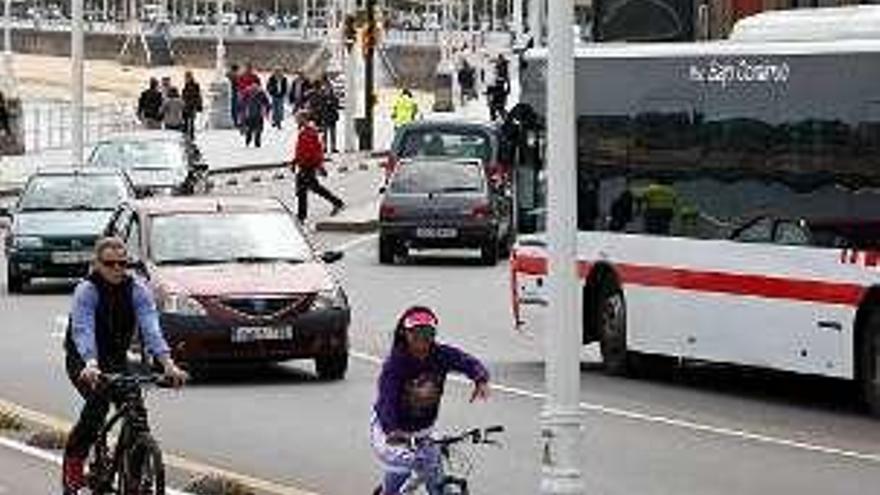 Autobuses, coches y bicicletas, en el Muro.