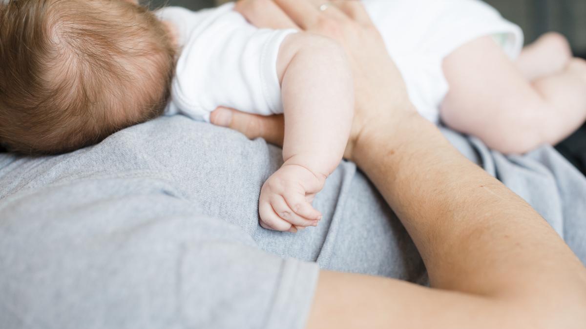 Un niño de solo unos meses en brazos de su padre