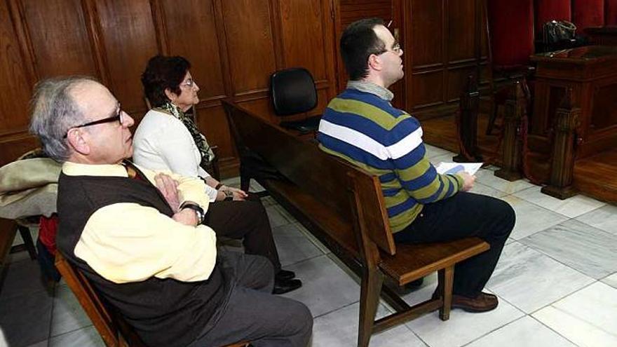 A la izquierda, el profesor denunciado, ayer en la Audiencia acompañado de sus padres antes del juicio. A la derecha, los denunciantes y ex compañeros de departamento