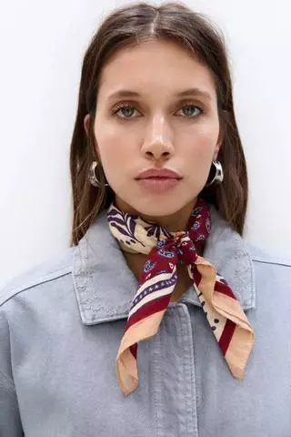 Pañuelos al cuello: el accesorio vintage que vuelve con fuerza en 2025