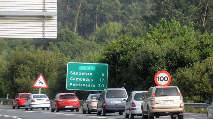 La vía rápida de O Salnés registró en la tarde de ayer de nuevo kilómetricas caravanas entre A Lanzada y Sanxenxo. // Noé Parga