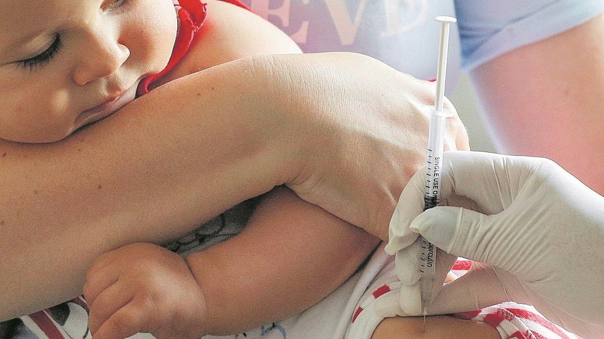 Un bebé recibe la vacuna del sarampión en Ucrania, en una imagen de 2019.