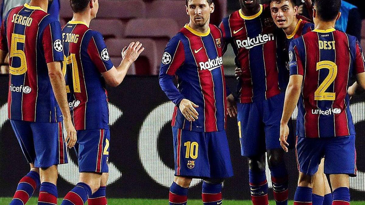 Los jugadores del Barcelona felicitan a Pedri tras su gol.