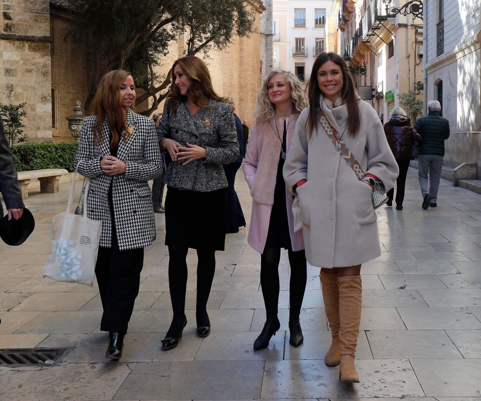 Falleras Mayores de toda una vida ante la Virgen