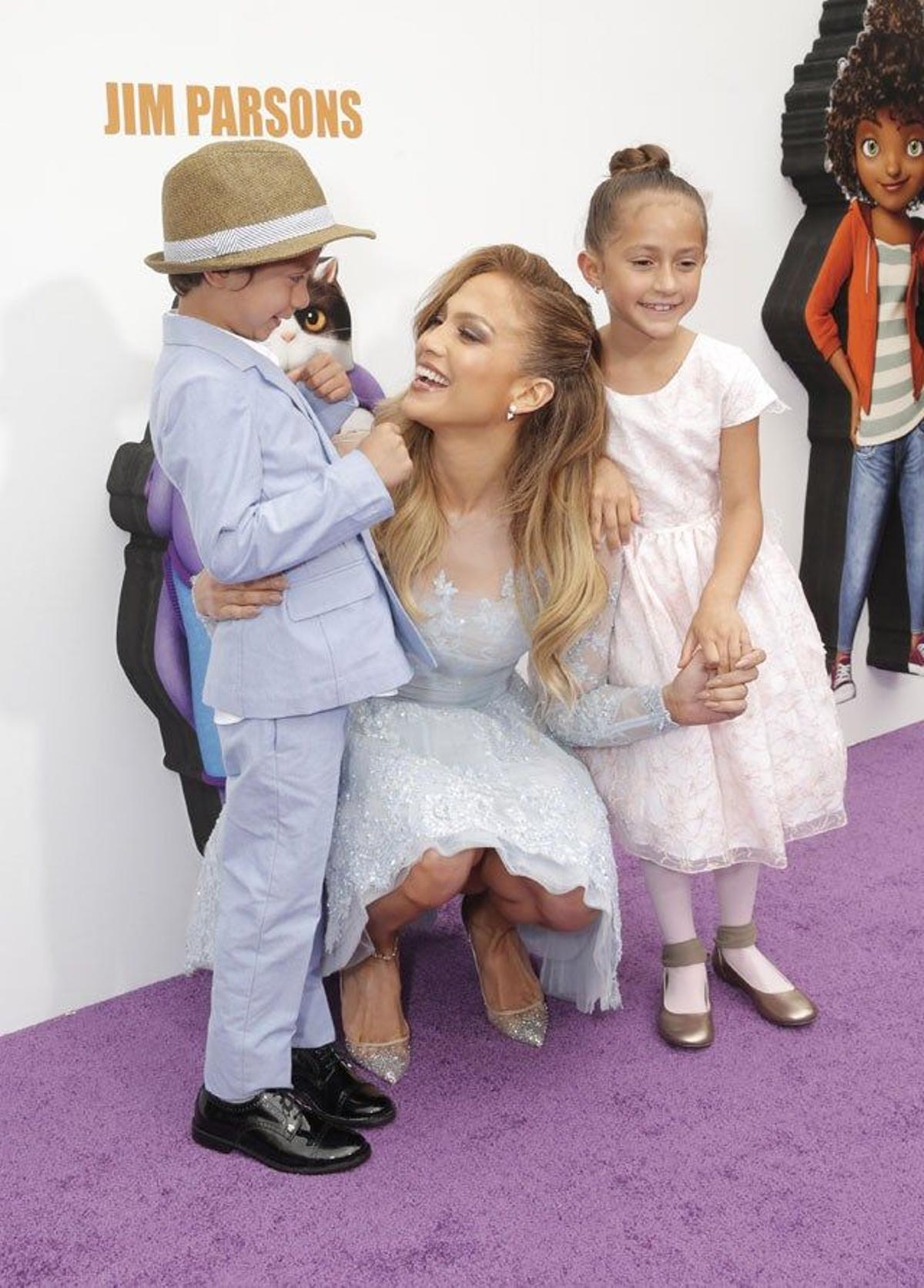 Max, Jennifer Lopez y Emme en el pase especial de 'Home' en Los Ángeles