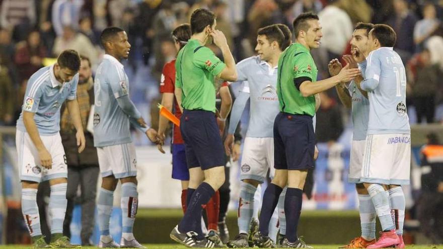 Orellana y Jonny conversan con el árbitro al final del partido sobre la acción del penalti no señalado. // José Lores