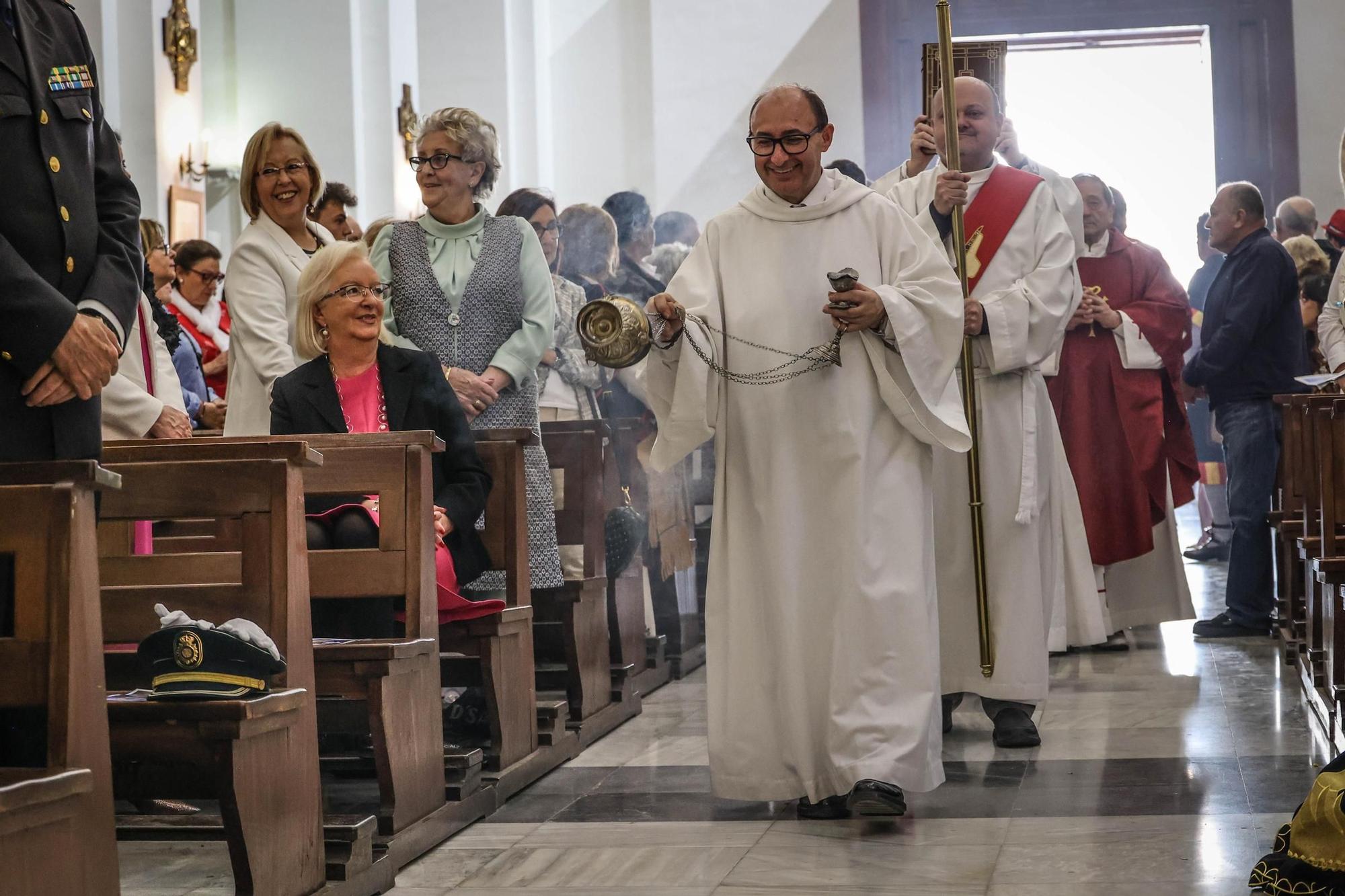 El Sant Jordiet entre claveles en la procesión de la Reliquia
