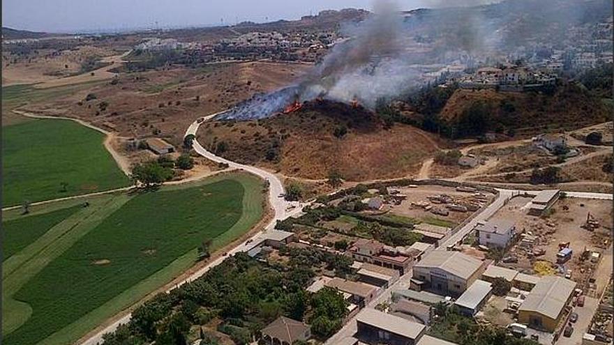 Primeras imágenes del incendio en Las Lagunas de Mijas.