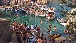 Imagen de una ’boat party’ celebrada en agosto del año pasado en cala Massoni.