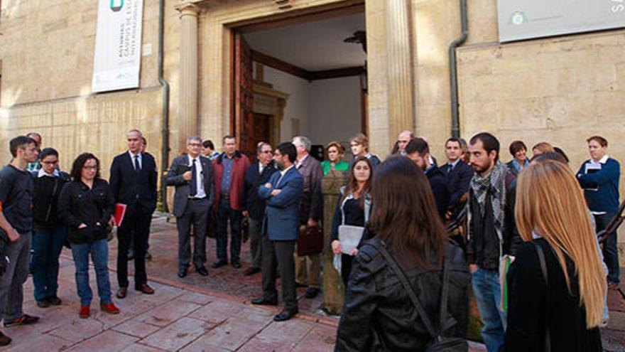 Medio centenar de investigadores se ponen de luto en Oviedo por la ciencia