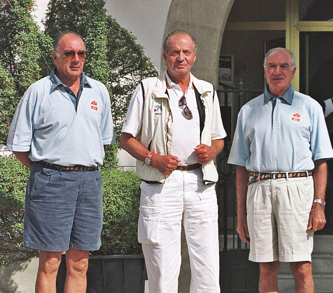 Juan Carlos I flanqueado por Enrique y Mariano Puig (dcha.) en el RCNP.