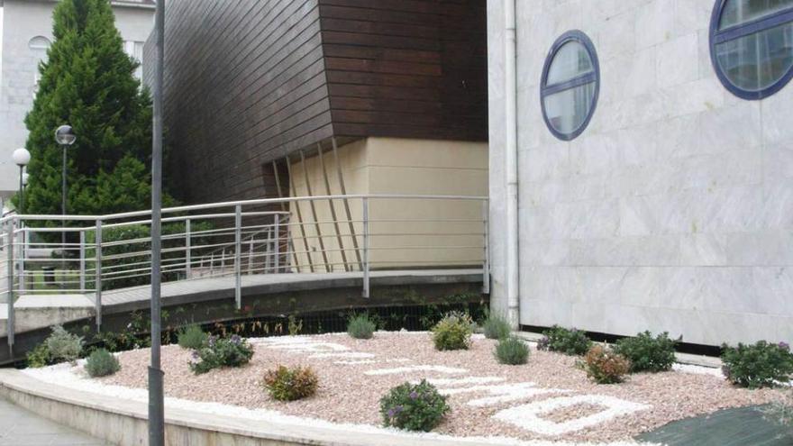 La entrada del museo estrena nuevos jardines con piedras y plantas