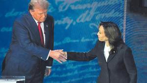 Donald Trump y Kamala Harris se saludan antes del debate que mantuvieron el pasado 10 de septiembre.