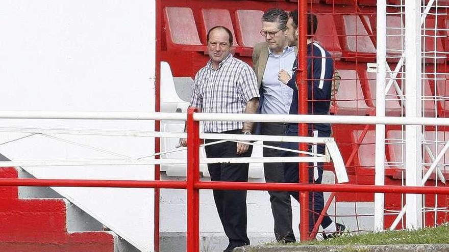 Gonzalo Revuelta, Antonio Maestro y César Castaño charlan en Mareo.