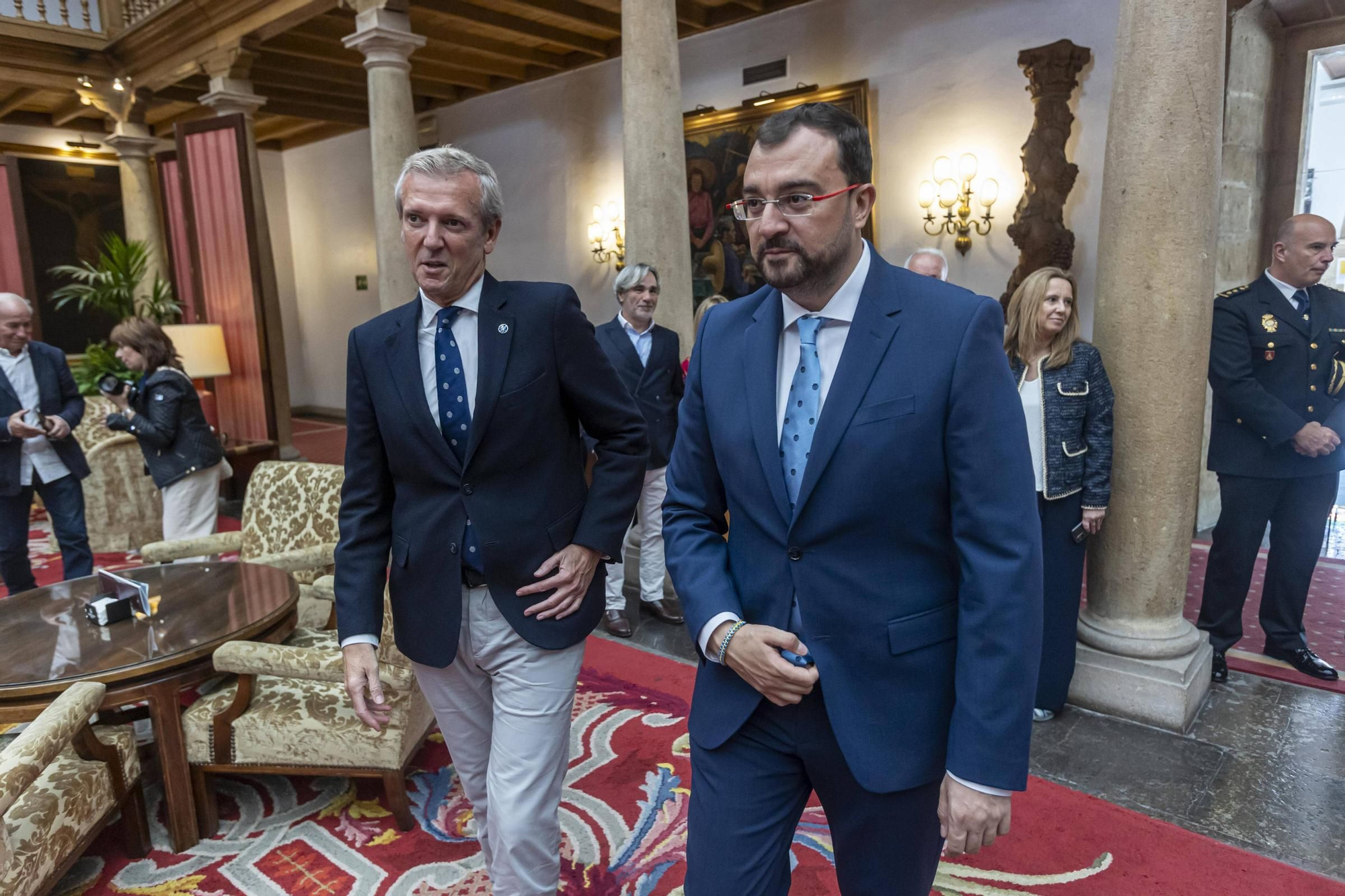 La Asociación Día de Galicia en Asturias entrega su medalla de oro a Adrián Barbón y Carmen Moriyón