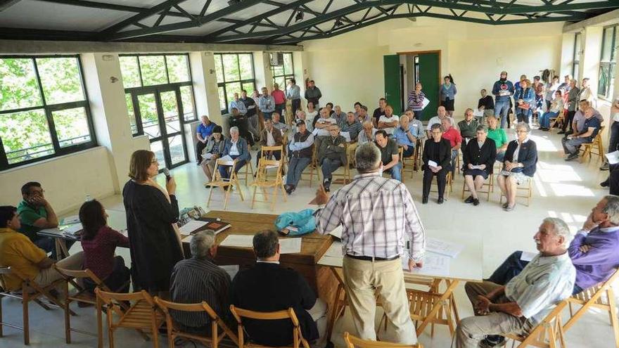 Asistentes a la asamblea de la comunidad de Cea, celebrada ayer en la casa da cultura. // Iñaki Abella