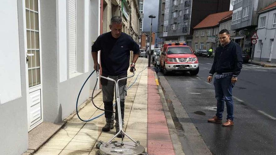 Silleda inicia la limpieza de aceras, que se extenderá a A Bandeira