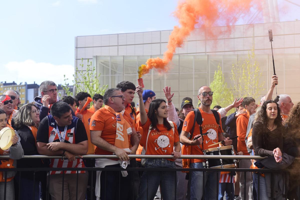Llegada de los jugadores del Leyma al Coliseum antes del derbi frente al Obradoiro