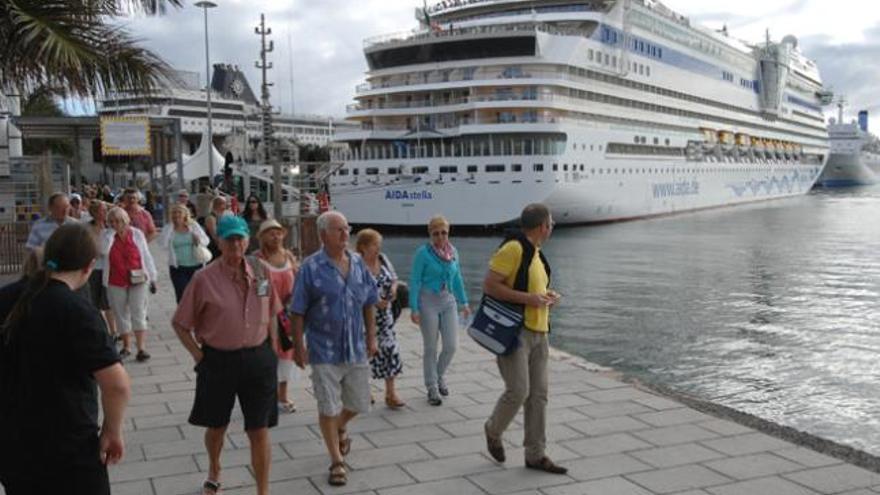 Cruceristas en el Muelle Santa Catalina. | juan carlos castro