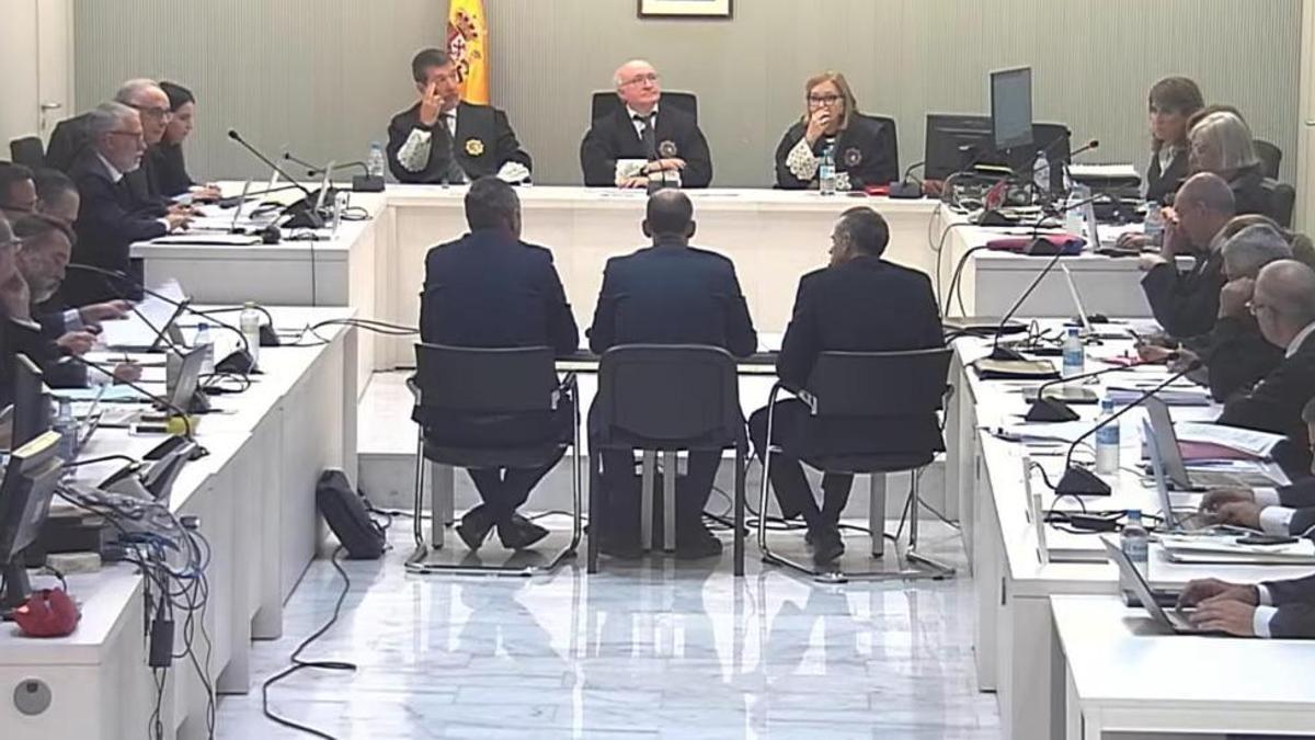 Los tres inspectores de la UDEF, sentados en el centro, al inicio de su declaración ante la Audiencia Nacional.
