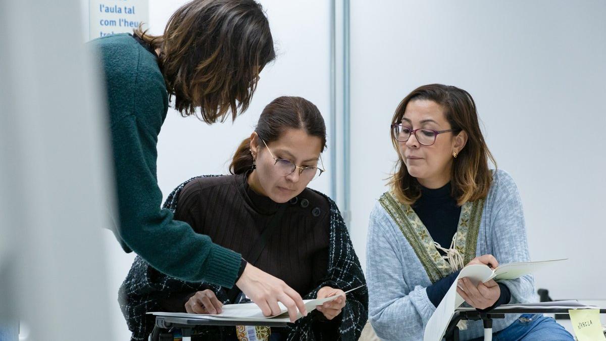 Una de las clases del curso del Programa de Educación Económica