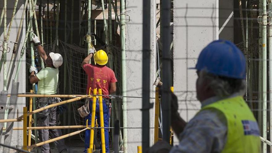 La economía andaluza crecerá este año un 2,7% y el paro caerá al 23,5%